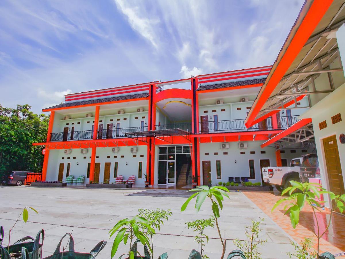 Oyo 90063 Silver Homestay Syariah Perabumulih Exterior foto
