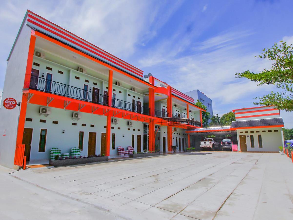 Oyo 90063 Silver Homestay Syariah Perabumulih Exterior foto