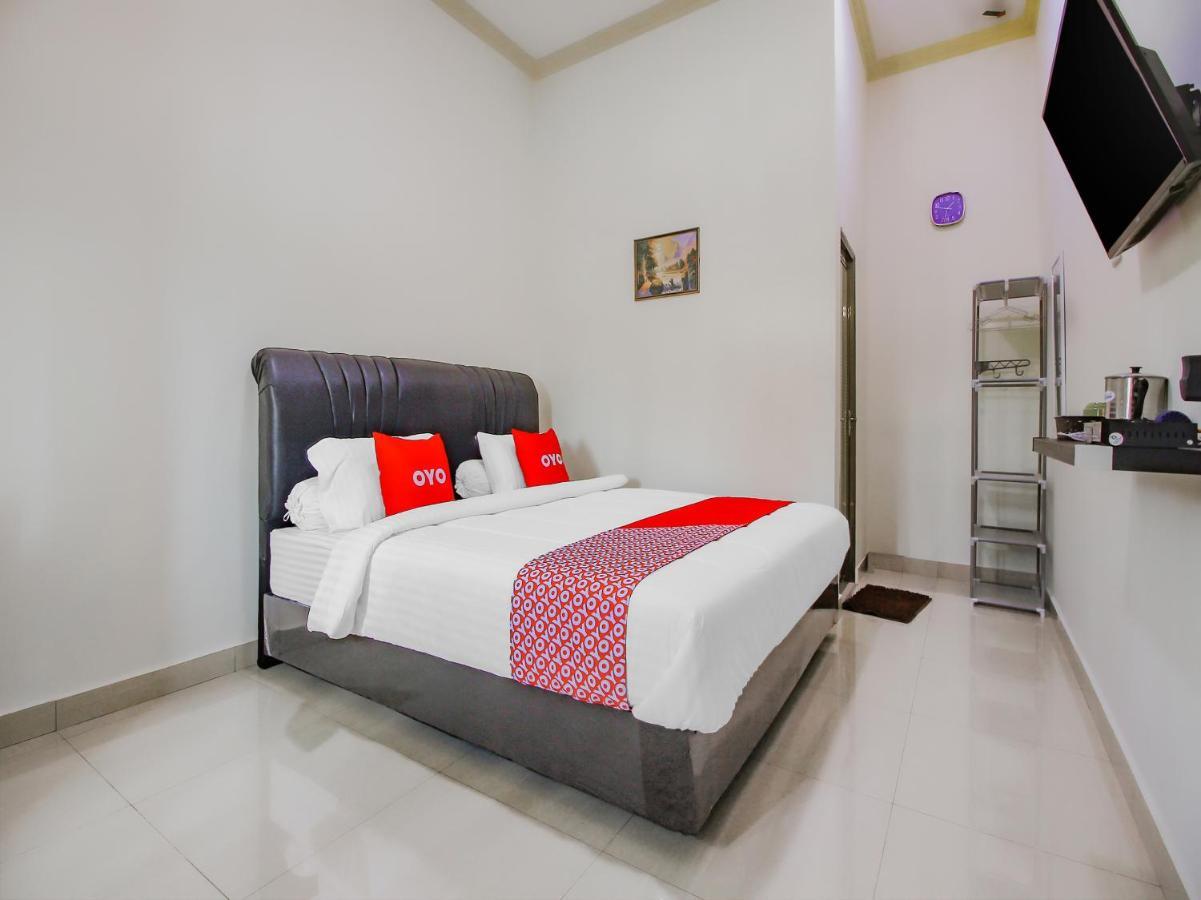Oyo 90063 Silver Homestay Syariah Perabumulih Exterior foto