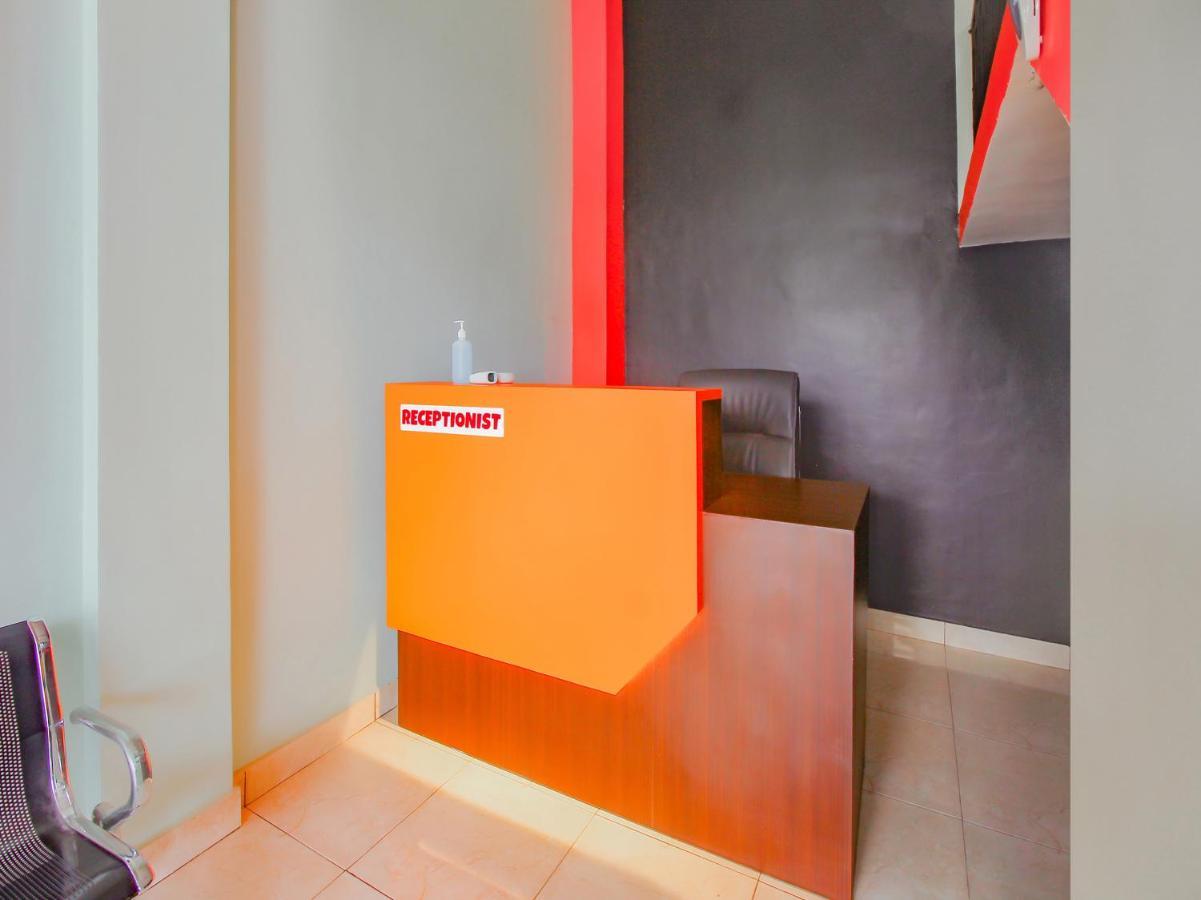 Oyo 90063 Silver Homestay Syariah Perabumulih Exterior foto
