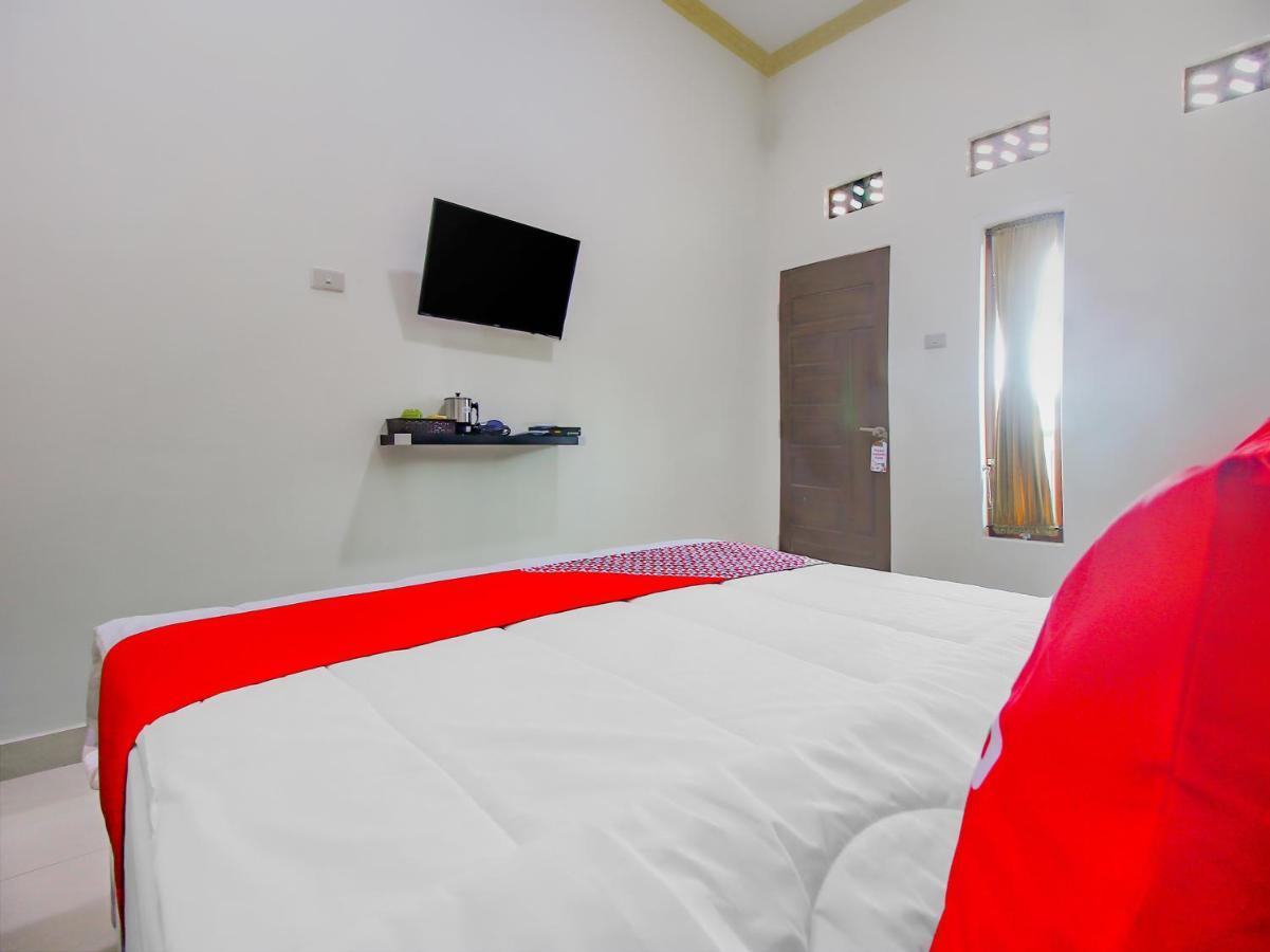 Oyo 90063 Silver Homestay Syariah Perabumulih Exterior foto