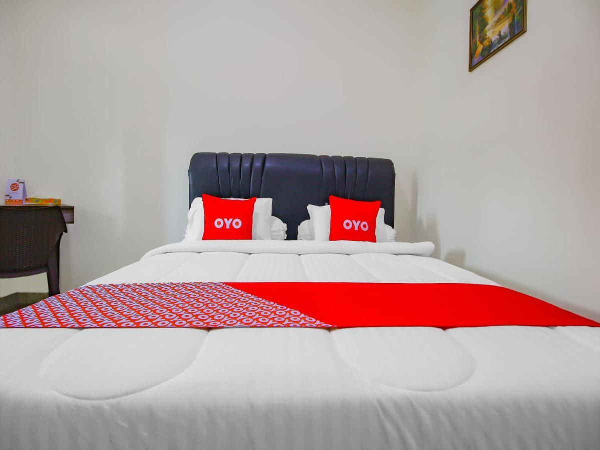 Oyo 90063 Silver Homestay Syariah Perabumulih Exterior foto