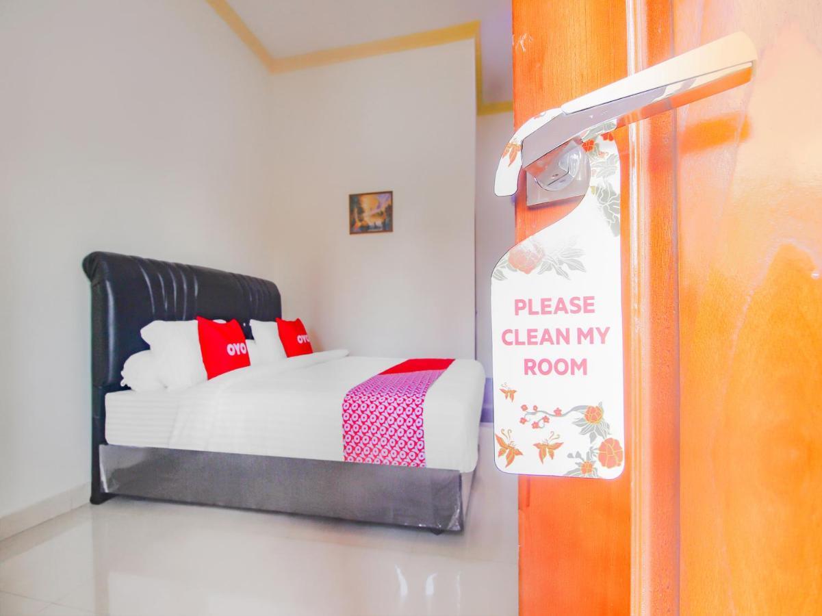 Oyo 90063 Silver Homestay Syariah Perabumulih Exterior foto