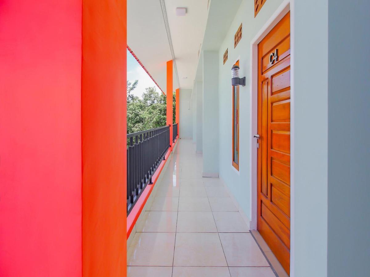 Oyo 90063 Silver Homestay Syariah Perabumulih Exterior foto