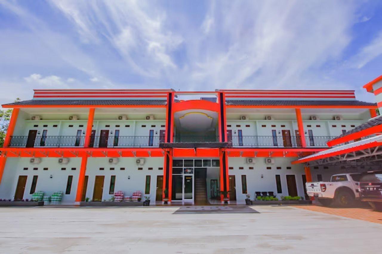 Oyo 90063 Silver Homestay Syariah Perabumulih Exterior foto