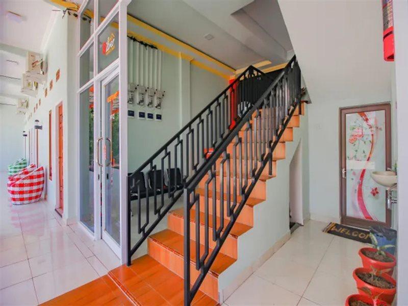 Oyo 90063 Silver Homestay Syariah Perabumulih Exterior foto